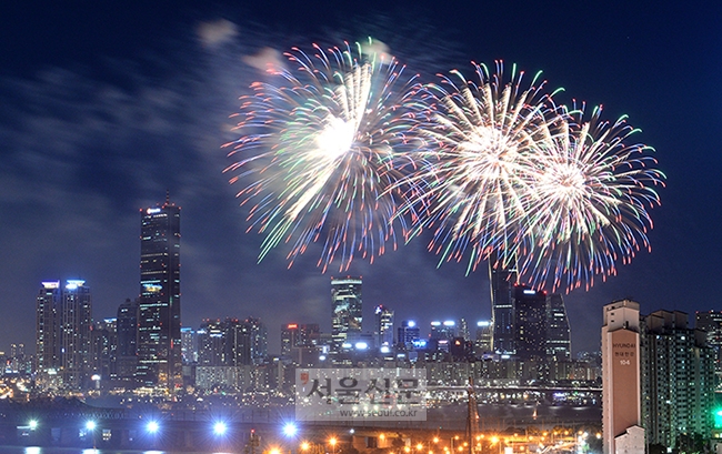 3일 서울 영등포구 63빌딩 앞 한강에서 열린 2015 서울 세계불꽃축제에서 발사된 불꽃들이 하늘을 수 놓고 있다. 박지환 기자 popocar@seoul.co.kr