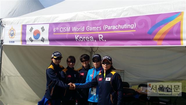 여군 특수전사령부 김성미(왼쪽부터) 중사와 김미란 상사, 이경만 상사, 최유림 중사, 이지선 중사가 7일 포항 해병대 제1사단 고공강하 경기장에서 두 손을 모으며 파이팅을 외치고 있다.