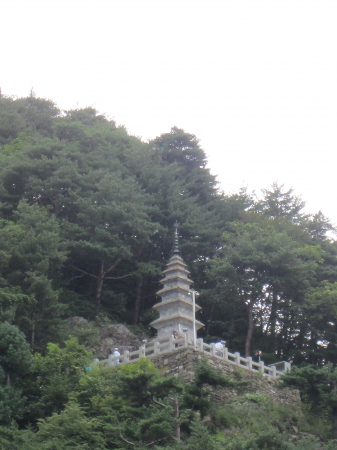 적멸궁 쪽에서 올려다 본 수마노탑