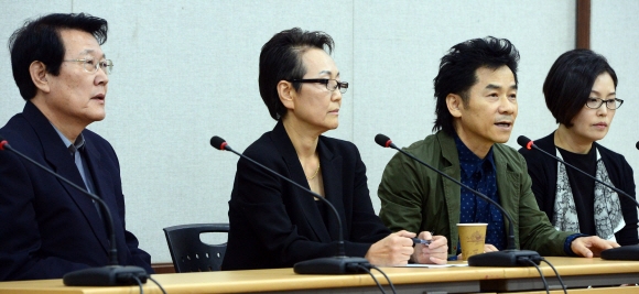 故 천경자 화백의 장남인 이남훈(왼쪽부터) 씨와 차녀인 김정희 미국 몽고메리칼리지 미술과 교수, 사위인 문범강 조지타운대 미술과 교수 등 유가족이 27일 서울 중구 서소문로 서울시립미술관에서 기자회견을 열고 있다. 박윤슬 기자 seul@seoul.co.kr