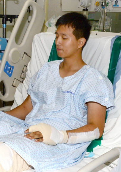목함지뢰 사건으로 부상당한 김정원 하사는 국군수도병원에, 하재헌 하사는 분당서울대병원에 각각 입원했습니다. 두 다리를 잃은 하재헌 하사는 부상 정도가 심해 민간병원에서 수술을 받을 수 밖에 없었습니다. 사진은 수도병원에 입원한 김정원 하사. 국회 사진기자단