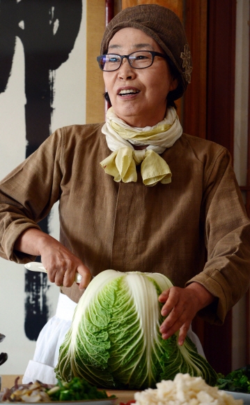 지난 10일 경북 경산 와촌리 노고추 음식공방에서 열린 김치교실에서 배명자씨가 배추 다듬는 법을 보여 주고 있다. 박윤슬 기자 seul@seoul.co.kr