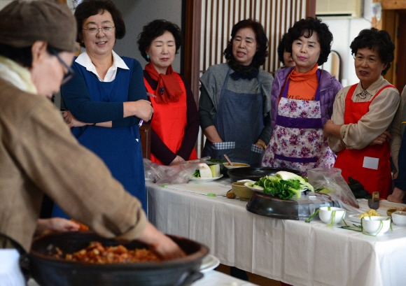 수강생들이 배씨가 김치 양념 버무리는 모습을 보고 있다. 박윤슬 기자 seul@seoul.co.kr