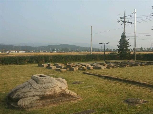 국립경주박물관 마당에 옮겨진 고선사 석물, 왼쪽에 서당화상비가 세워져 있던 귀부가 보인다. 거북이 모양의 머리 부분은 깨져 나갔다. 문화재청 제공