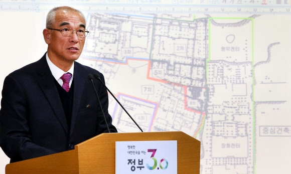최광식 남북역사학자협의회 위원장이 30일 서울 세종로 정부서울청사에서 남북공동 개성 만월대 발굴조사에서 출토된 금속활자에 대해 발표하고 있다. 연합뉴스