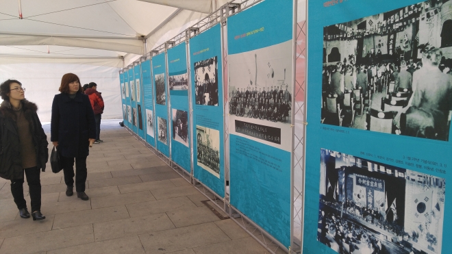 대한민국임시정부기념사업회는 서울 광화문광장에서 “광복70주년, 대한민국 임시정부 환국70주년 기념전시회”를 1일부터 오는 9일까지 개최한다. 기념사업회는 이번 전시회를 통해 선배독립운동가들이 어려웠던 삶을 왜 자원해 선택했는지 그 의미를 알리고자 하는 뜻에서 열었다고 밝혔다.