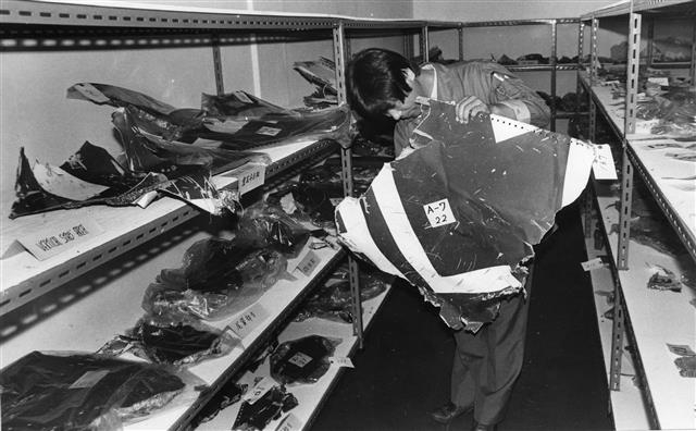 1983년 소련군에 의해 격추된 대한항공 여객기(KE007기)의 수습된 잔해들이 김포공항 임시보관소에 전시된 당시 모습. 그해 9월 1일 뉴욕을 출발해 이튿날 오전 한국에 도착할 예정이었던 이 여객기는 도착 2시간 30분 전 일본 홋카이도 근해에서 연락이 두절됐다. 서울신문 DB