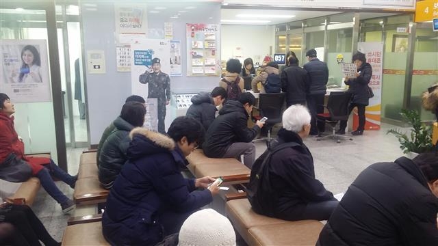 5일 오전 서울 중구 광화문우체국은 우체국알뜰폰 상품에 가입하려는 사람들로 북적였다. 우정사업본부는 지난 4일 기본료 없이 매월 50분 음성통화를 무료로 쓸 수 있는 요금제 등을 선보였다.