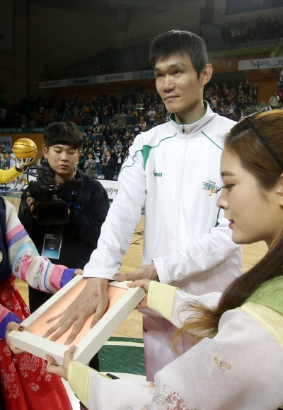 동부 김주성 1000 블록슛 기념 핸드프린팅