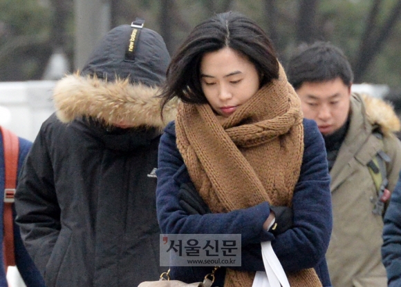 두꺼운 옷차림으로 무장한 시민들이 서울 종로구 광화문네거리를 지나면서 걸음을 재촉하고 있다. 손형준 기자 boltagoo@seoul.co.kr