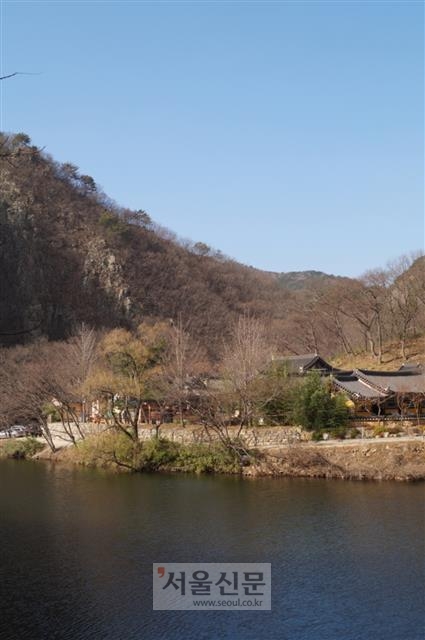 오어사 전경. 절 아래 오어저수지를 막아 지금은 호반 사찰이 됐다.