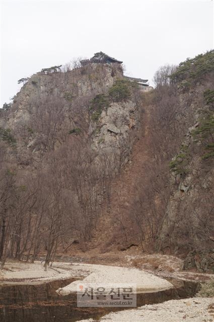 오어사의 뒷산 마루에는 산내 암자인 자장암이 있다.