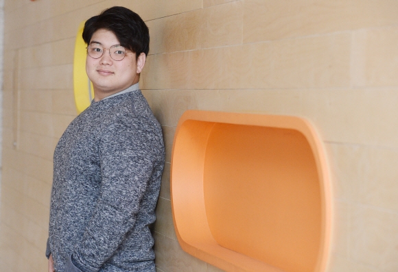 선천성 질병을 앓고 있는 동생을 위해 한국예술종합학교에 입학한 이산아군이 21일 서울 서초구 한예종에서 포즈를 취하고 있다. 안주영 기자 jya@seoul.co.kr