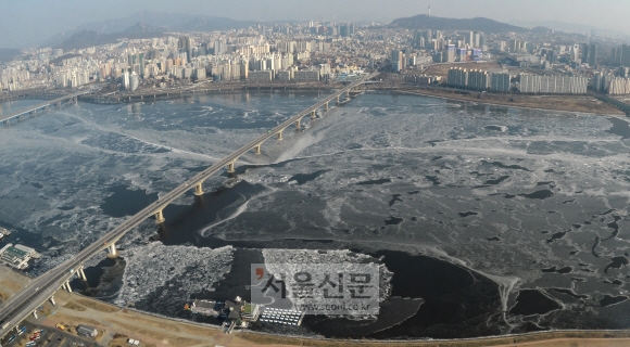 한강 가운데까지 ‘꽁꽁’