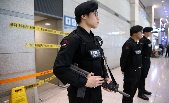 경계 계속 중인 공항 경찰대