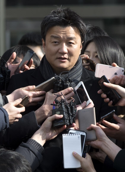 임우재 삼성전기 상임고문이 4일 오후 수원지법 성남지원에서 항소장을 제출한 후 취재진의 질문에 답하고 있다. 연합뉴스