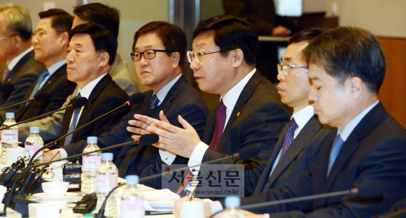 주형환(오른쪽 세 번째) 산업통상자원부 장관이 4일 서울 영등포구 여의대로 전국경제인연합회 콘퍼런스센터에서 30대 그룹 사장단을 초청한 간담회를 열고 모두 발언을 하고 있다. 산업부 장관이 30대 그룹과 만난 것은 2년 만이다. 안주영 기자 jya@seoul.co.kr