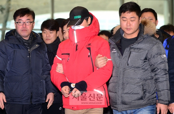 인천국제공항 화장실에 폭발물 의심 물체와 아랍어로 된 협박성 메모지를 남긴 혐의로 구속영장이 신청된 A(36)씨가 5일 현장검증을 위해 범행 장소인 인천시 중구 인천국제공항 입국장 남자화장실로 들어가고 있다. 2016.2.5 정연호 기자 tpgod@seoul.co.kr