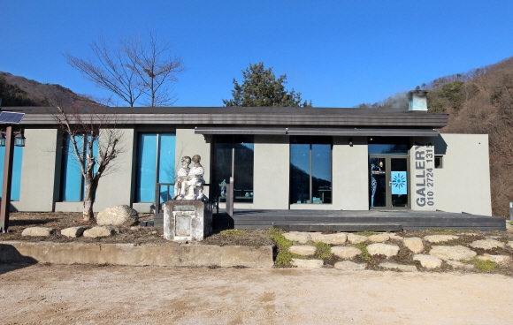 예술가 부부가 운영하는 ‘숲속예술학교’ 전경. 전시와 체험 등이 어우러진다.
