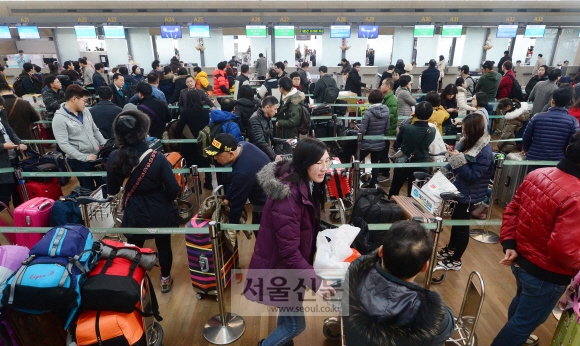 5일 인천국제공항의 비행기표 발권 창구 앞이 설 연휴를 맞아 해외 여행을 떠나려는 사람들로 장사진을 이루고 있다. 정연호 기자 tpgod@seoul.co.kr