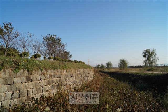 합덕제의 동쪽 제방 전경.