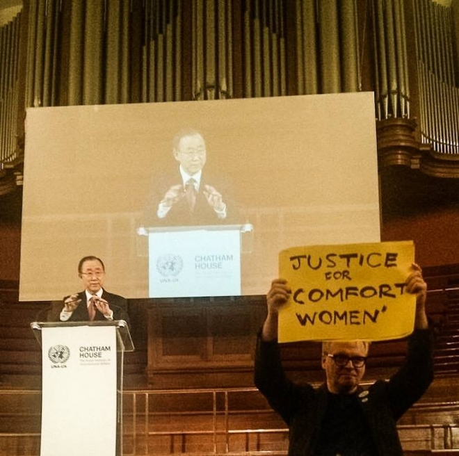 한 남성이 반 총장이 연설을 시작하기 직전 ’위안부를 위한 정의(Justice for Comfort Women)’이라고 적힌 패널을 20여초간 들었다가 제지당했다.  <<위안부 정의를 지지하는 영국시민모임 제공>>
