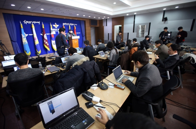 7일 오전 북한이 장거리 로켓(미사일)을 발사한 것과 관련 브리핑이 열릴 예정인 서울 용산 국방부에서 취재진이 대기하고 있다. 연합뉴스.