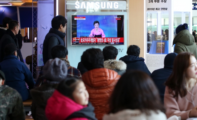 북한 국가우주개발국이 ”광명성 4호를 궤도에 진입시키는데 완전성공하였다”고 발표한 7일 오후 용산구 서울역에서 시민들이  관련 내용을 TV로 시청하고 있다. 연합뉴스.
