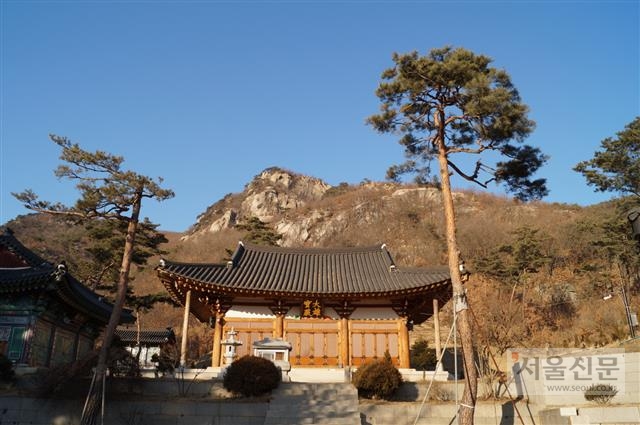 지공, 나옹, 무학의 부도군(群) 옆에 자리잡은 회암사 새절.