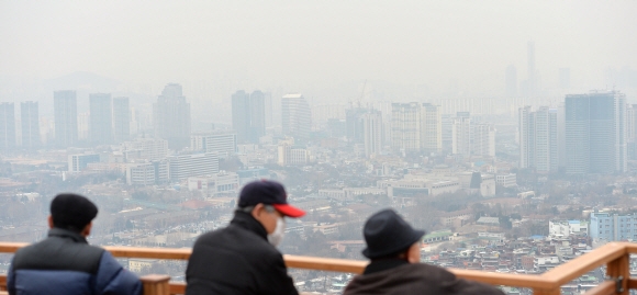 남산에서 바라본 도심 미세먼지