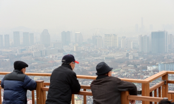 남산에서 바라본 도심 미세먼지