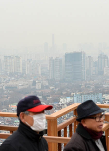 남산에서 바라본 도심 미세먼지