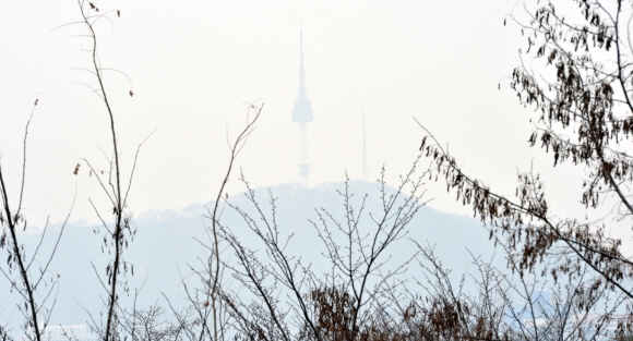 미세먼지로 뿌옇게 보이는 남산타워