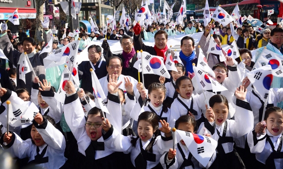 1일 서울 종로구 남인사마당에서 종로구청 주최로 열린 3·1절 만세의날 거리축제에서 참석자들이 대형 태극기를 들고 보신각까지 거리 행진을 하고 있다. 박윤슬 기자 seul@seoul.co.kr
