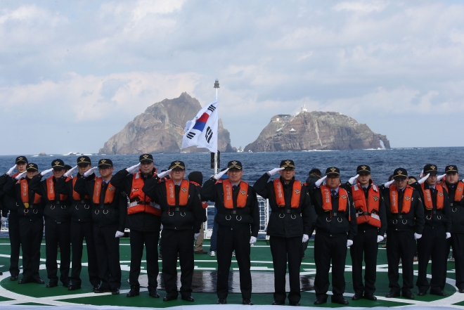 삼일절인 1일 오전 독도 해상에 뜬 국민안전처 해양경비안전교육원 훈련함 ’바다로’에서 승조원들이 3.1절을 맞아 경례를 하며 독도 수호 의지를 보여주고 있다. 연합뉴스.