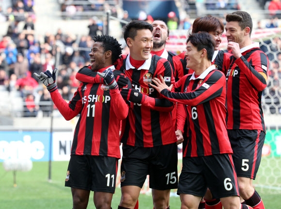 1일 오후 서울 마포구 서울월드컵경기장에서 열린 2016 아시아축구연맹(AFC) 챔피언스리그 FC서울-산프레체 히로시마 경기에서 FC서울 아드리아노가 후반 역전골을 넣은 뒤 환호하고 있다. 연합뉴스