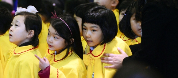 2일 서울 종로구 혜화초등학교에서 열린 입학식에서 1학년 신입생들이 교장선생님 말씀을 주의깊게 듣고 있다.2016. 3. 2. 박윤슬 기자 seul@seoul.co.kr