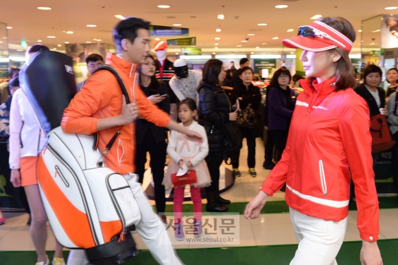 롯데백화점은 2일부터 역대 최대 규모의 골프 박람회를 진행한다. 이번 행사는 본점, 잠실점, 영등포점, 노원점 등 7개 점포와 일산 킨텍스에서 릴레이 형태로 진행되며, 총800억원의 물량을 선보일 예정이다. 모델들이 본점에서 2016년 봄 여름 골프의류 트렌드를 선보였다. 김명국 전문기자 daunso@seoul.co.kr