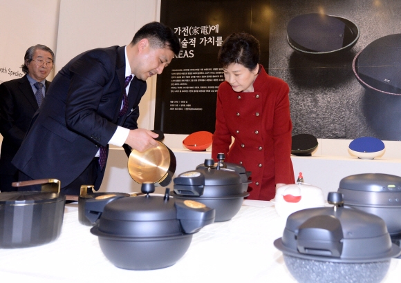 박근혜 대통령이 2일 오후 서울 동대문디자인플라자에서 열린 한국문화 및 우수문화상품 전시회에서 여창동 PN풍년 부사장의 전통 문양 결합 압력솥에 대한 설명을 듣고 있다.     2016. 03. 02 안주영 기자 jya@seoul.co.kr