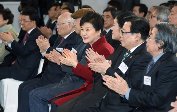 박근혜 대통령이 2일 오후 서울 동대문디자인플라자에서 열린 한국문화 및 우수문화상품 전시회 개막식에서 김종덕 문화체육관광부 장관의 성과 및 비전 발표에 박수치고 있다.   2016. 03. 02 안주영 기자 jya@seoul.co.kr