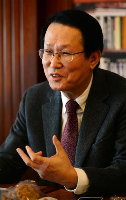 신정승 동서대 중국연구센터 소장이 3일 “우리가 북핵에 대응해 핵무기를 개발한다는 것은 현실적으로 가능하지 않다”고 전제한 뒤 “과거보다 강력해진 유엔 안보리의 대북 제재안이 충실히 이행될 수 있도록 중국과의 소통이 필요하다”고 강조했다. 강성남 선임기자 snk@seoul.co.kr