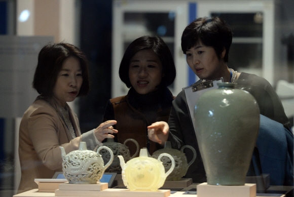 7일 서울 용산구 국립중앙박물관에서 열린 ‘보존과학 우리문화재를 지키다’ 특별전에서 기자들이 복원된 유물을 살펴보고 있다. 박지환기자 popocar@seoul.co.kr