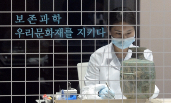 7일 서울 용산구 국립중앙박물관에서 열린 ‘보존과학 우리문화재를 지키다’ 특별전에 설치된 복원 오픈랩에서 직원이 유물에 대한 복원작업을 하고 있다. 박지환 기자 popocar@seoul.co.kr