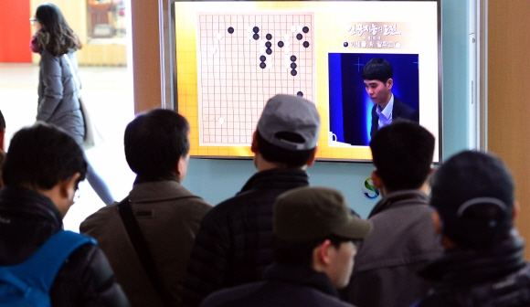 이세돌 9단과 구글 인공지능(AI) 바둑프로그램 알파고의 세기의 대결이 시작된 9일 시민들이 서울역 대합실에서 텔레비전 중계를 지켜보고 있다. 박윤슬 기자 seul@seoul.co.kr