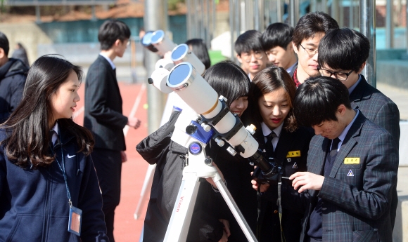부분일식이 일어난 9일 경기도 용인시 수지고등학교에서 학생들이 천체망원경을 통해 일식을 관측하고 있다. 2016. 3. 9 정연호 기자 tpgod@seoul.co.kr