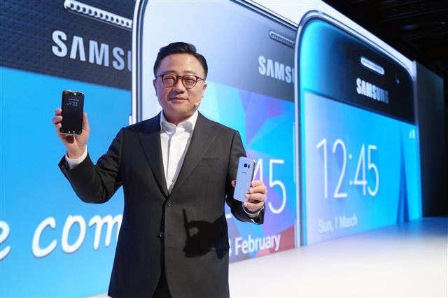 ‘갤럭시 S7 엣지’와 ‘갤럭시 S7’을 소개하고 있는 삼성전자 무선사업부 고동진 사장. 삼성전자 제공
