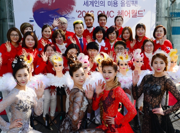 15일 서울 중구 청계광장에서 우리나라 국가대표 선수들과 모델들이 ‘2016 OMC 헤어월드’ 성공 개최를 기원하는 거리홍보를 하고 있다. 오는 27일 고양 킨텍스에서 열리는 미용 올림픽 ‘2016 OMC 헤어월드’ 는 국제 미용경진대회로 전세계 70여 개 나라, 1천여 명의 선수들이 출전할 예정이다. 박윤슬 기자 seul@seoul.co.kr