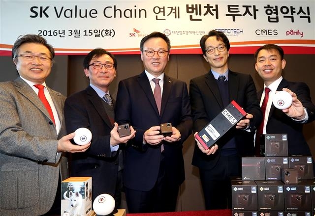 15일 SK텔레콤 서울 중구 을지로 본사에서 SK와 벤처 3사가 지분 매입 방식의 직접 투자 협약식을 가졌다. 왼쪽부터 임종태 대전창조경제혁신센터장, 김성수 크레모텍 대표, 장동현 SK창조경제혁신단장 겸 SK텔레콤 사장, 이성호 씨메스 대표, 김인수 패밀리 대표. SK텔레콤 제공