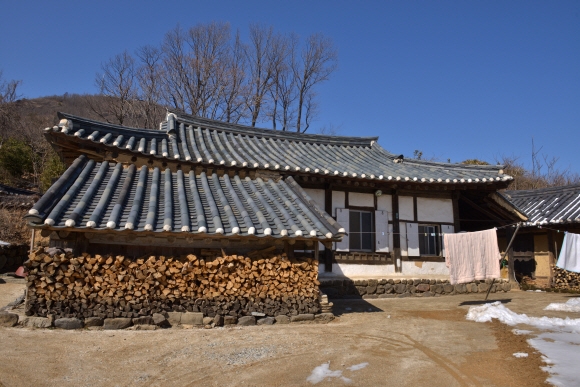 왕곡마을에서 가장 오래된 함정균 가옥. 19세기 중엽에 함경도 건축양식으로 지어졌다.