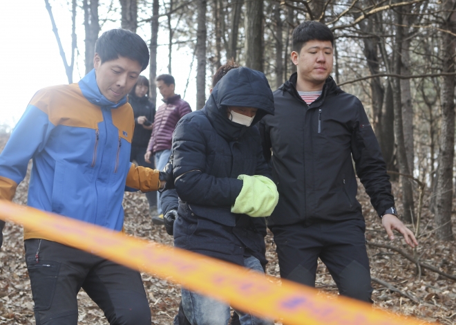 19일 오후 충북 진천군 백곡면 야산 중턱에서 안모(38)씨가 5년 전 4살배기 딸을 암매장한 장소를 경찰과 찾고 있다. 연합뉴스.